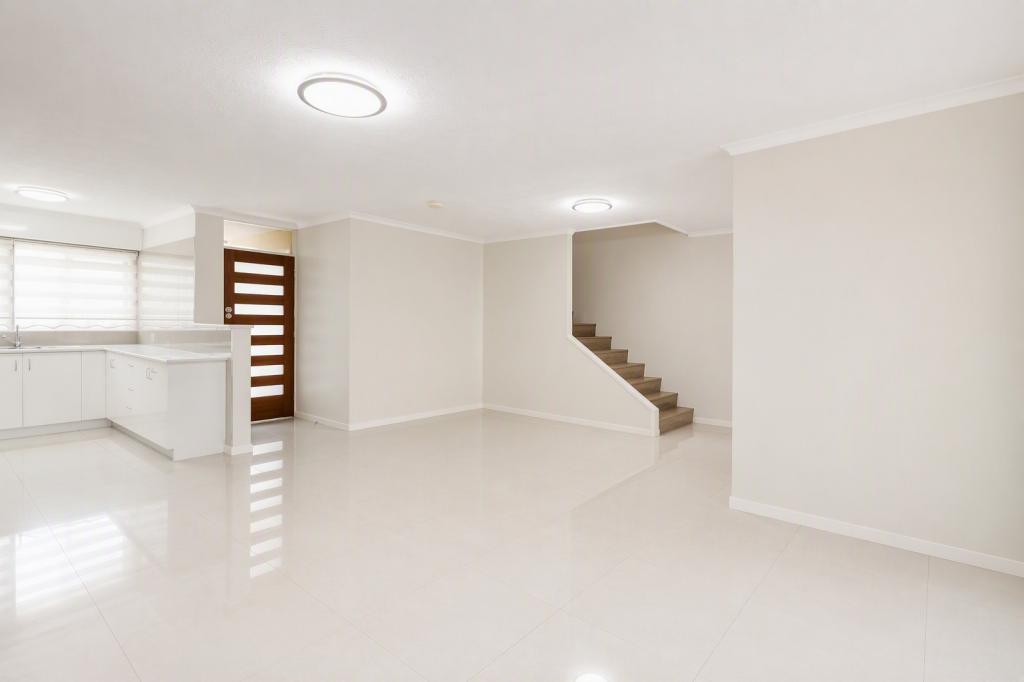 10/3 Proud St, Labrador, QLD 4215