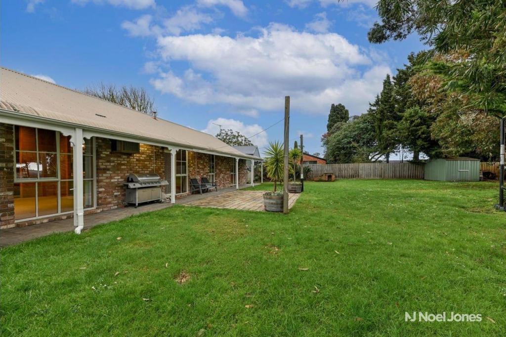 4 Tulong Cl, Mooroolbark, VIC 3138