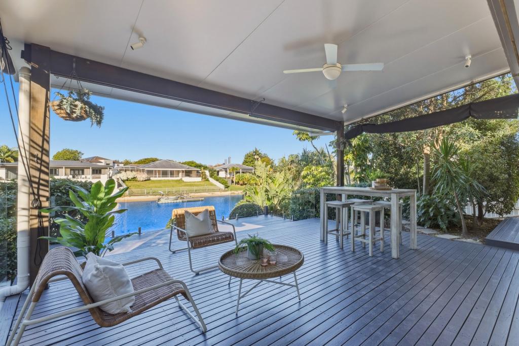 11 CAITHNESS CT, BUNDALL, QLD 4217