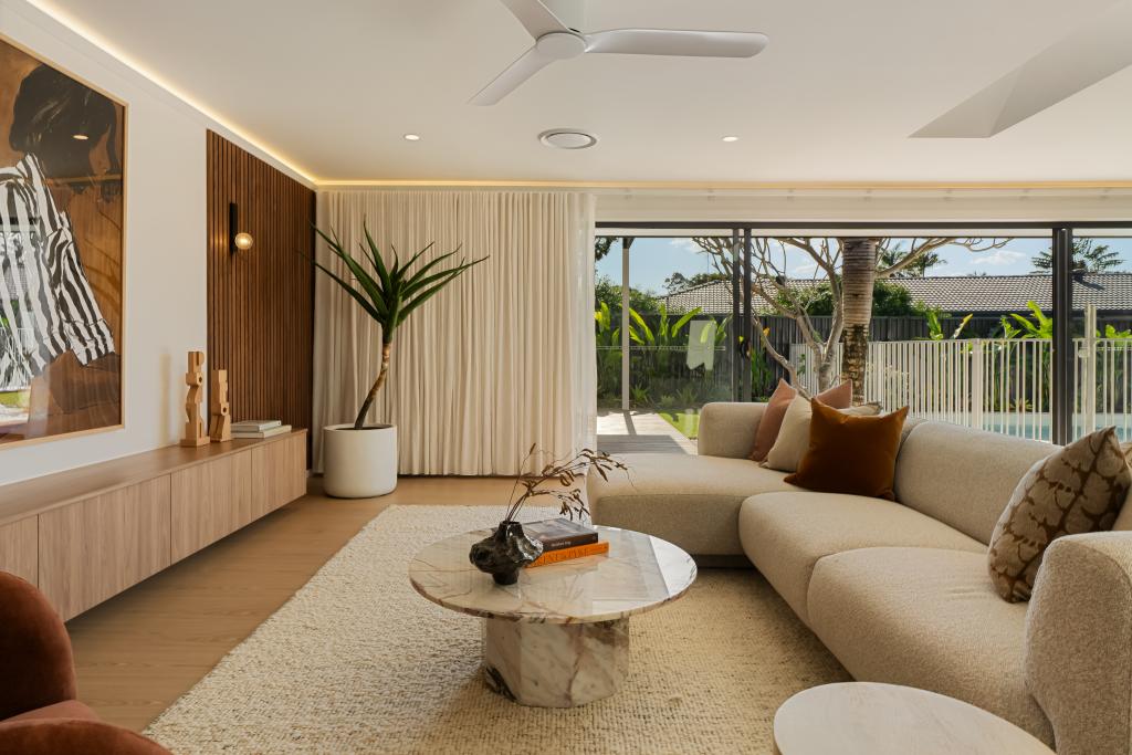 6 Hixson Ct, Mermaid Waters, QLD 4218