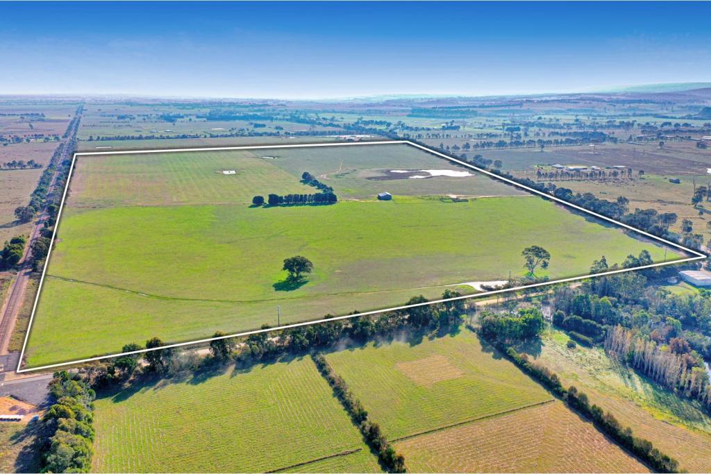 215 Bairnsdale-Dargo Rd, Hillside, VIC 3875