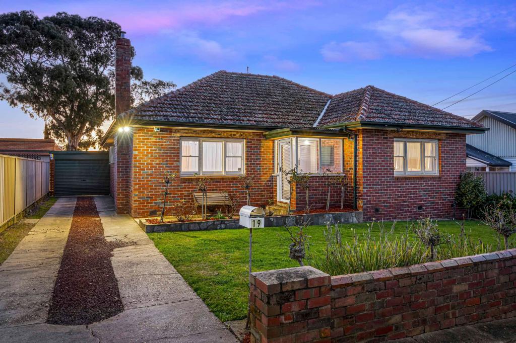19 White Ave, Wendouree, VIC 3355
