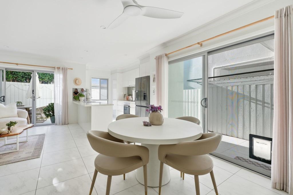 2/12 SAPPHIRE PL, ELANORA, QLD 4221