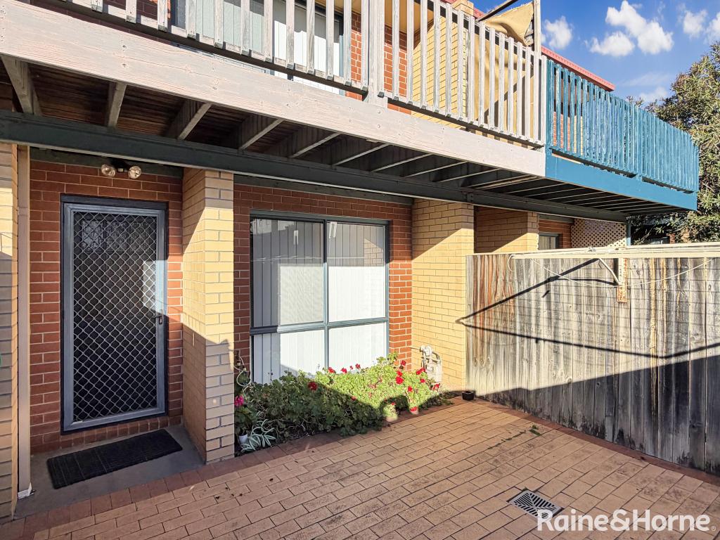 2/111 URIARRA RD, CRESTWOOD, NSW 2620