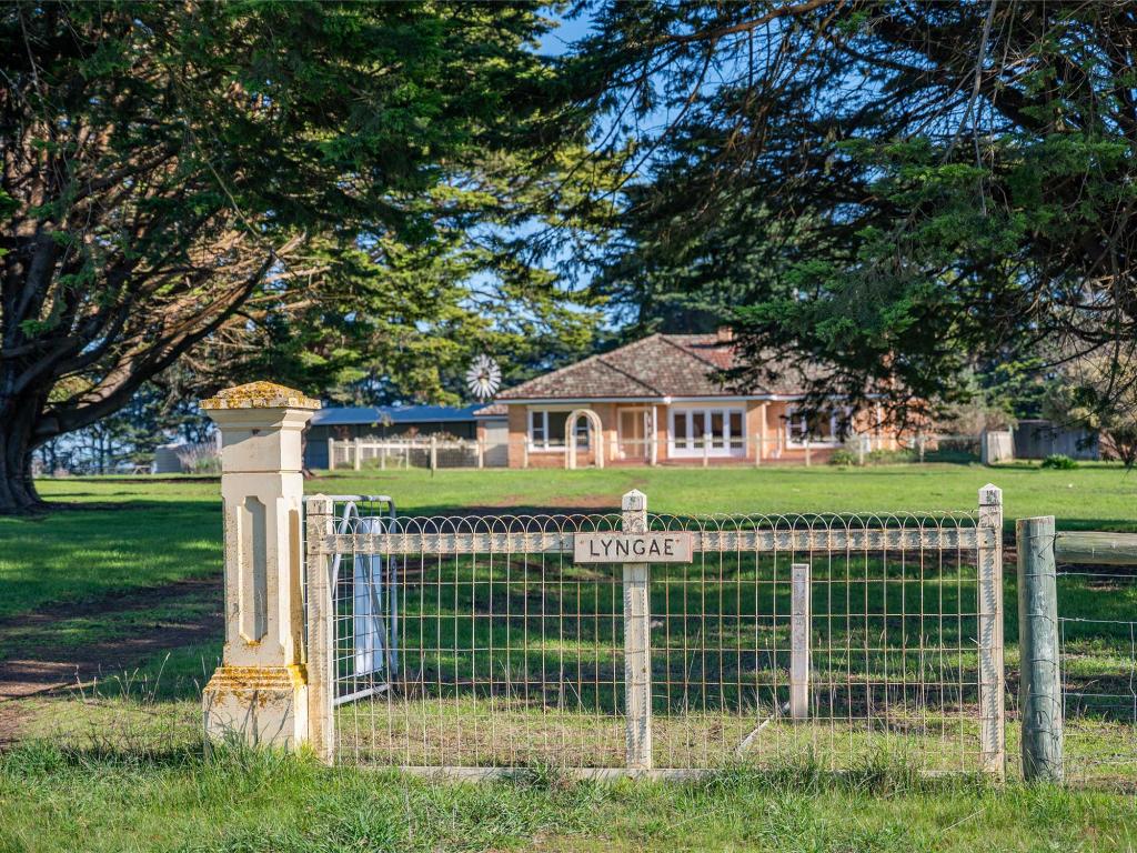102 Andrews Rd, Knebsworth, VIC 3286