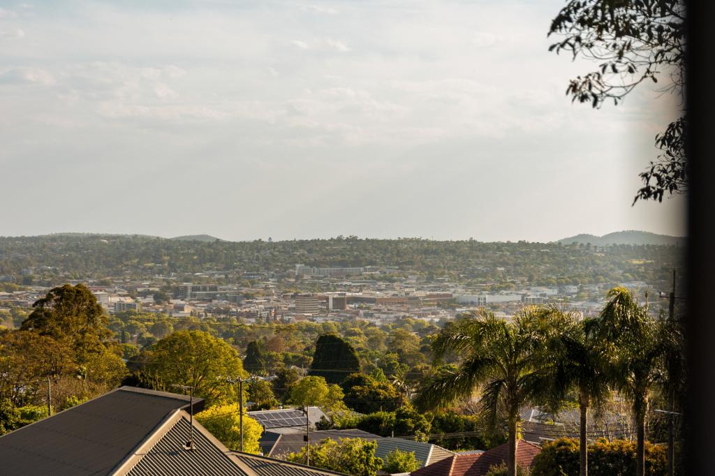 6 Roderic Ct, Mount Lofty, QLD 4350