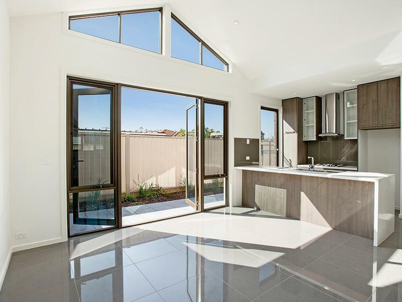 2/8 Cresswold Ave, Avondale Heights, VIC 3034