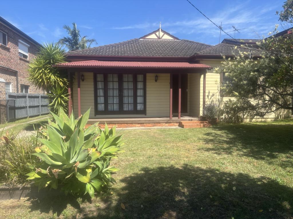 5 Doris St, Picnic Point, NSW 2213