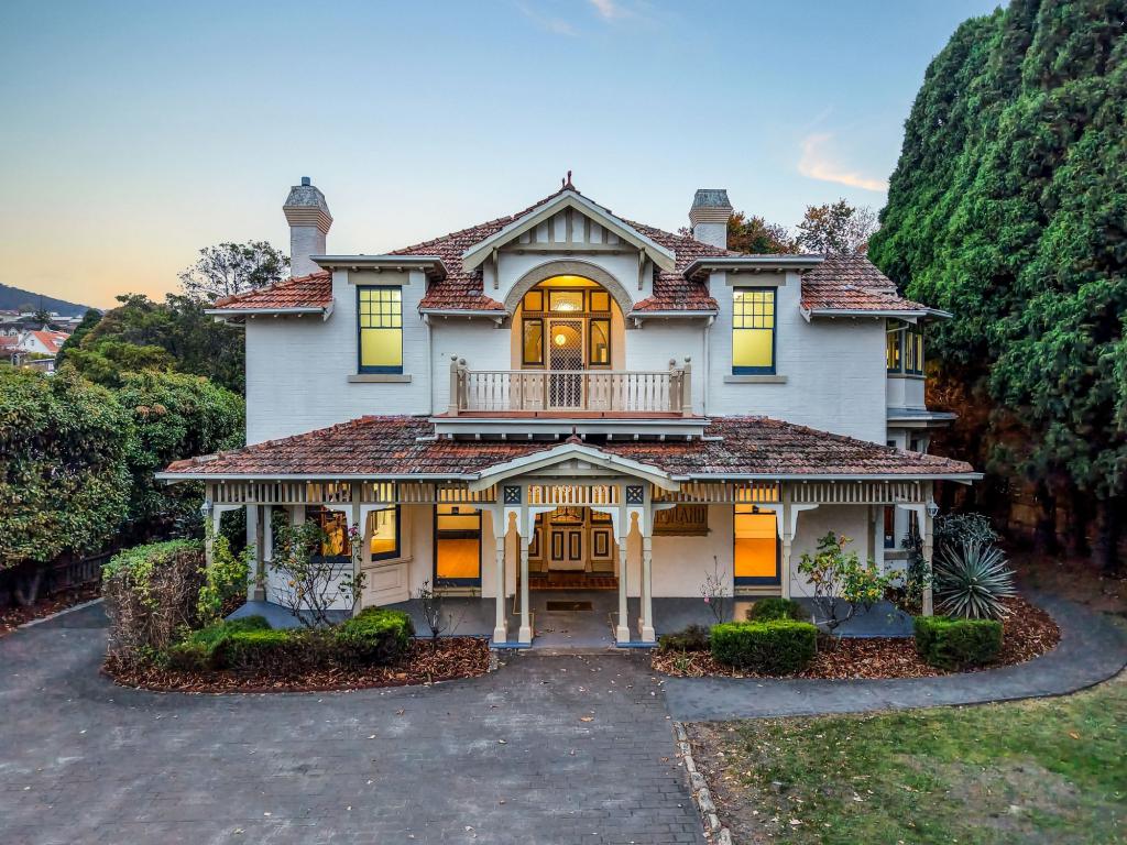 7 Beach Rd, Sandy Bay, TAS 7005