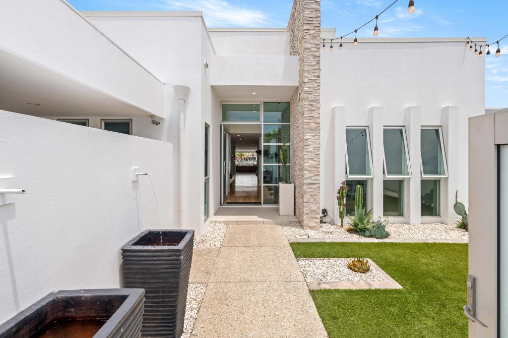 16 Boomerang Cres, Bundall, QLD 4217