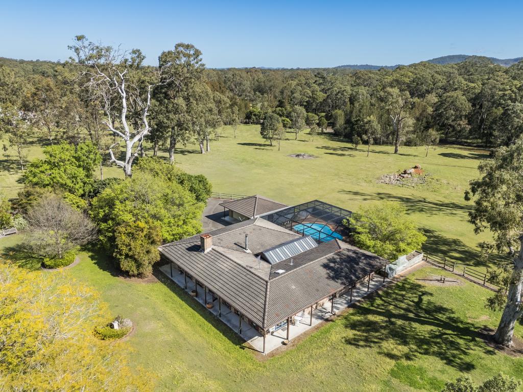 4 ALEXANDER DR, SEAHAM, NSW 2324