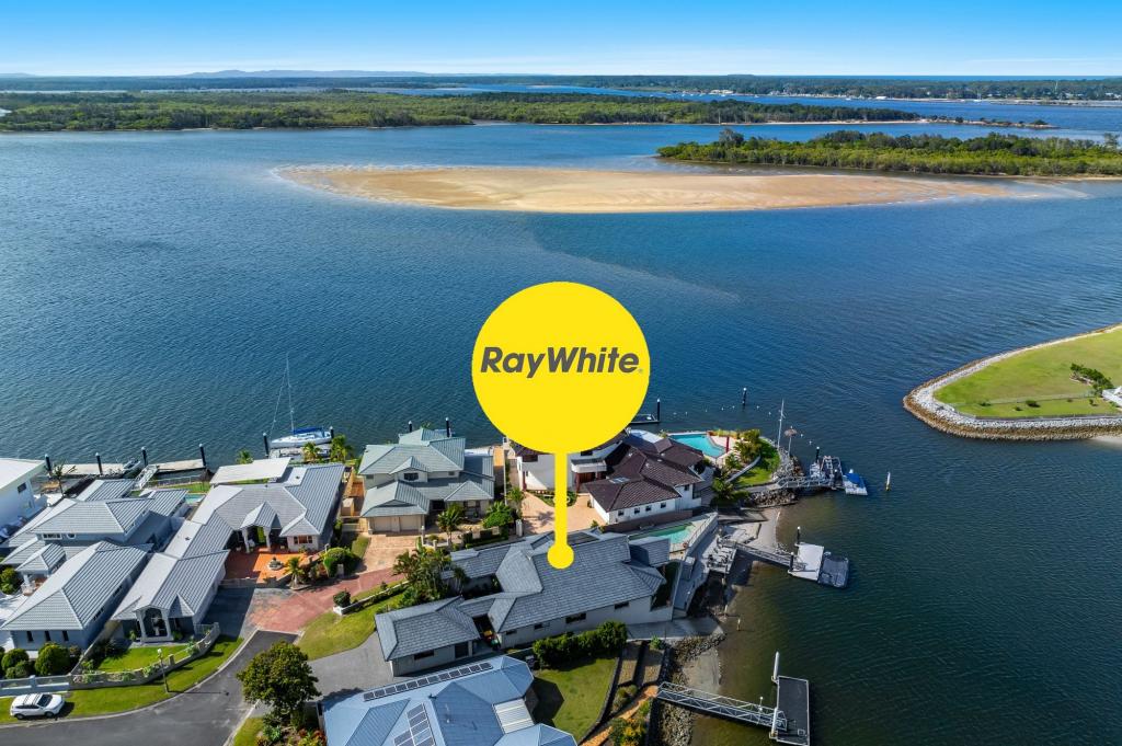 16 Edgewater Cl, Yamba, NSW 2464