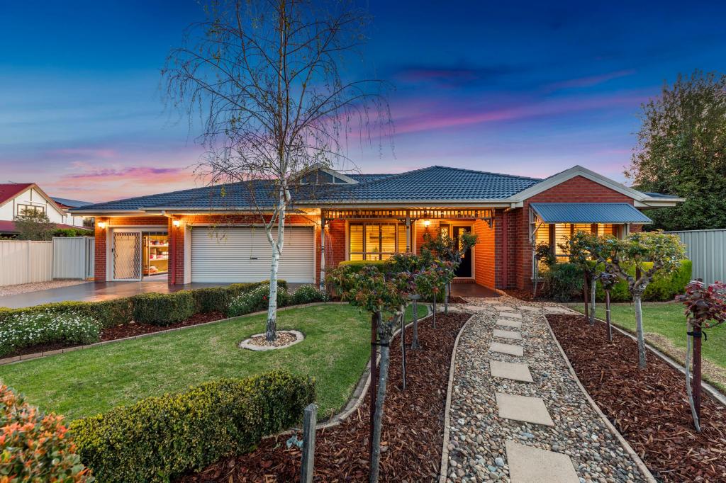 19 Waterford Rise, Pakenham, VIC 3810