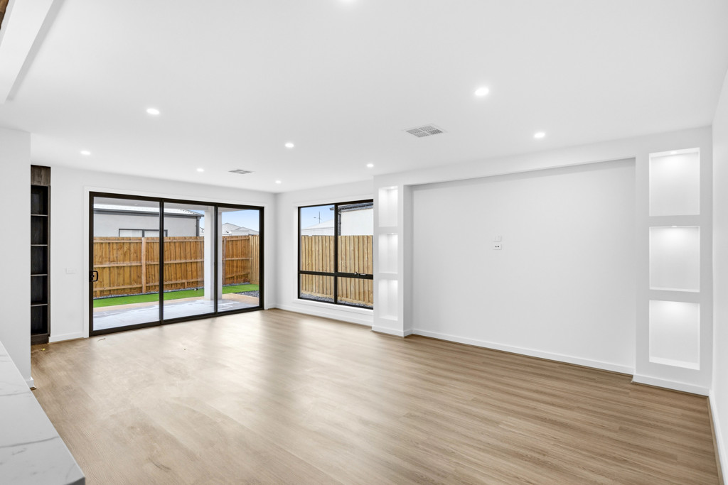 17 GLORY ST, THORNHILL PARK, VIC 3335