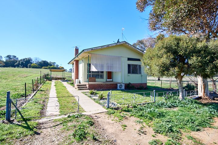 THE COTTAGE/392 OURA RD, EUNANOREENYA, NSW 2650