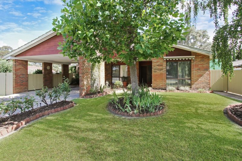 24 SUNWOOD DR, LAVINGTON, NSW 2641