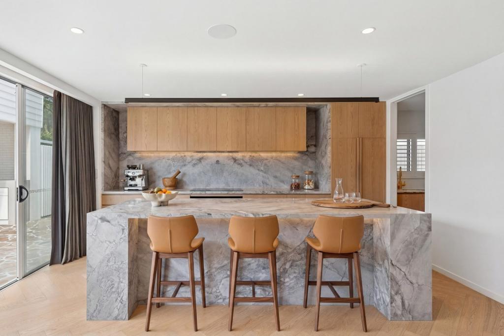 55 Surf St, Mermaid Waters, QLD 4218