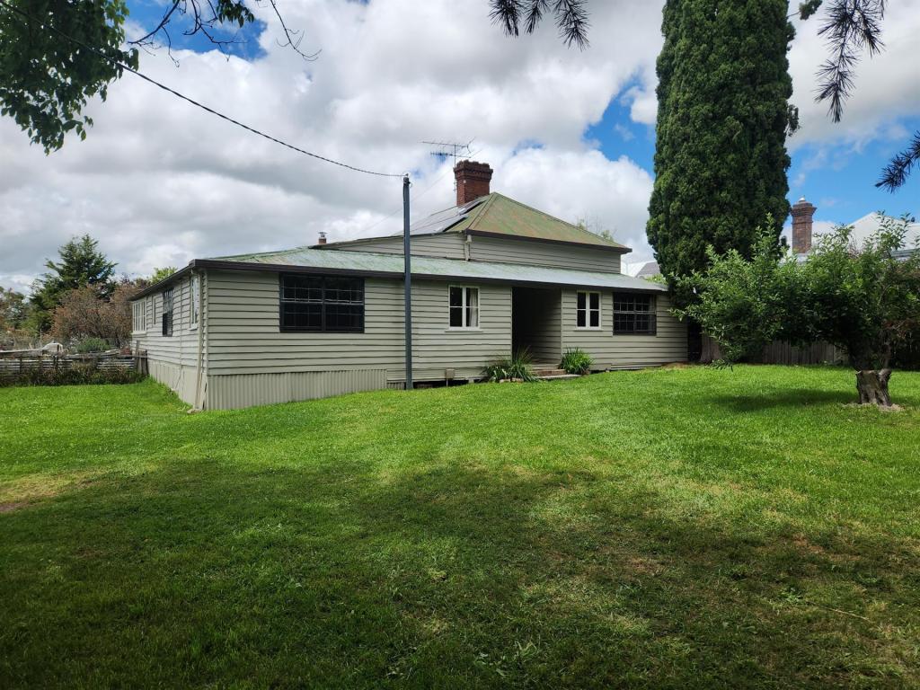 11 Salisbury St, Uralla, NSW 2358