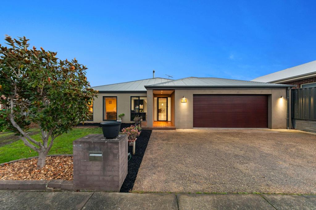 11 Mia Dr, Pakenham, VIC 3810