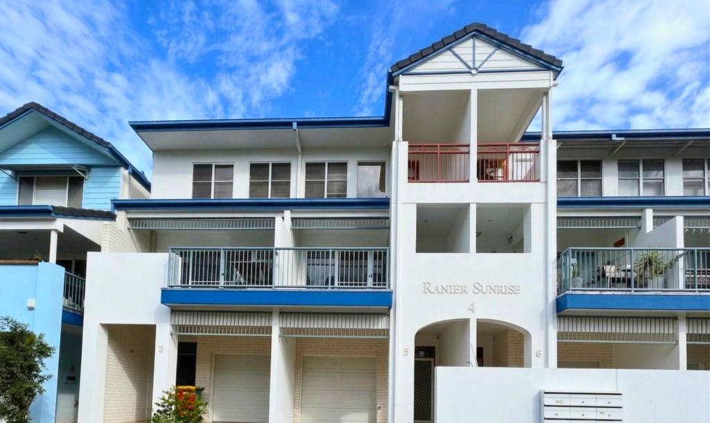 5/4 Ranier Cres, Varsity Lakes, QLD 4227