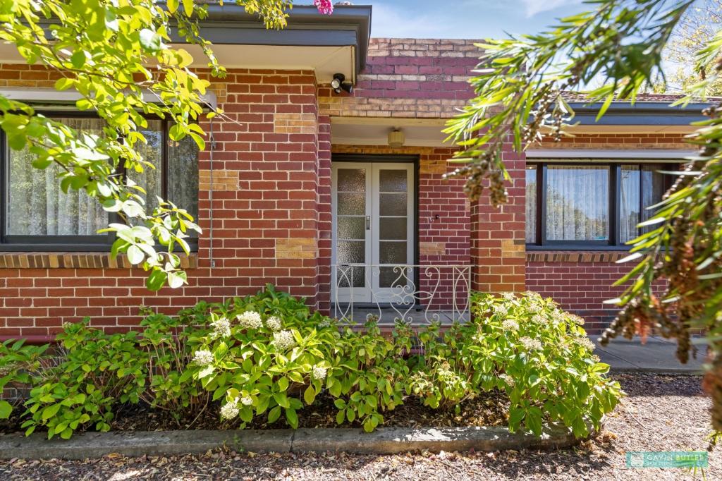 9 Thompson Cres, Kennington, VIC 3550