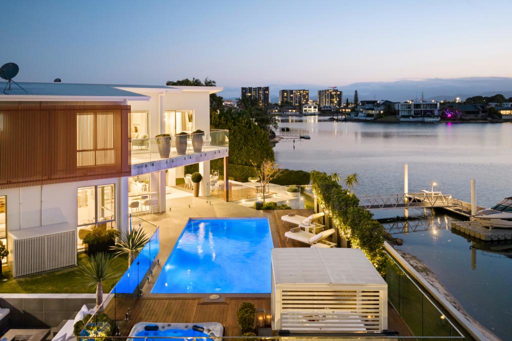 32 Bombala St, Broadbeach Waters, QLD 4218