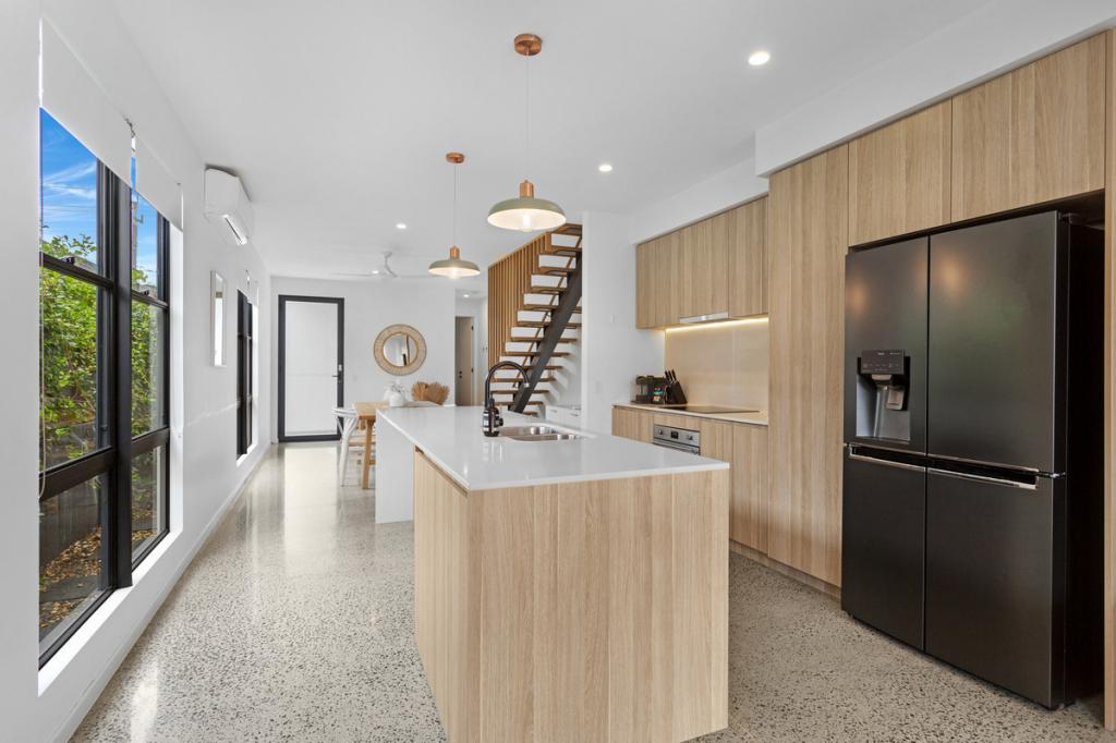 2/99 Nobby Pde, Miami, QLD 4220