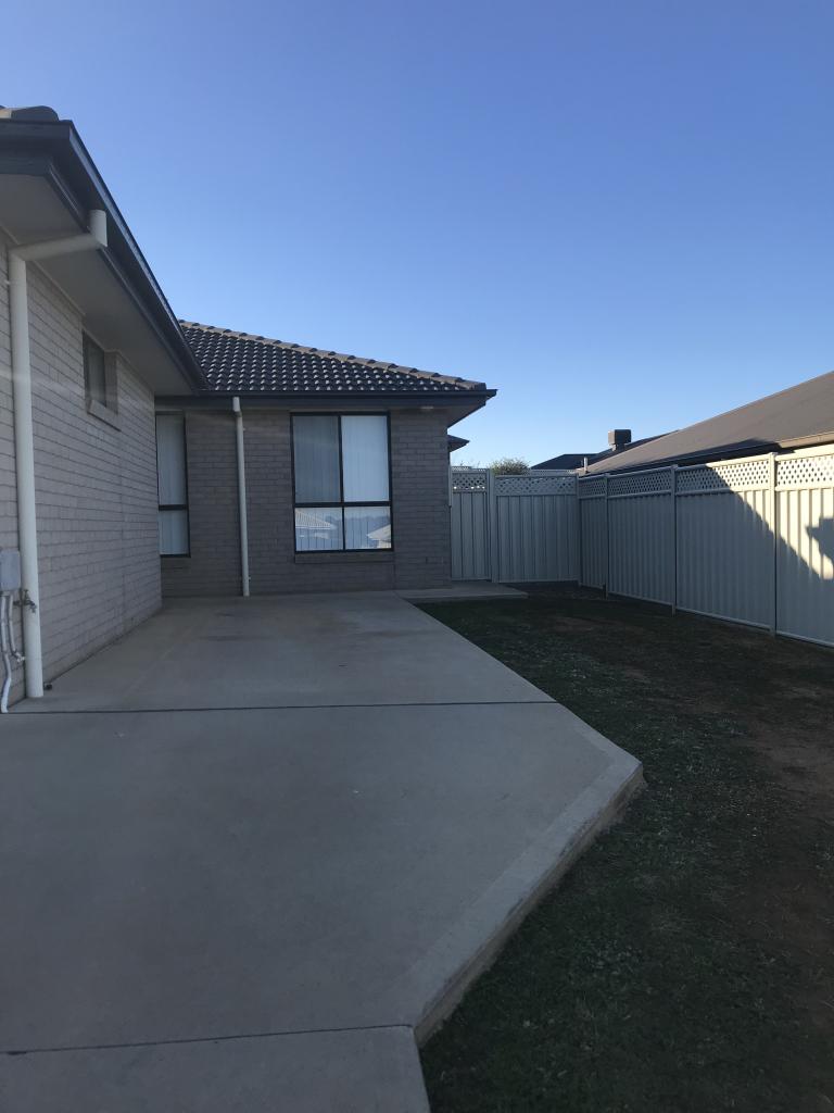 17B ELLENBOROUGH AVE, DUBBO, NSW 2830