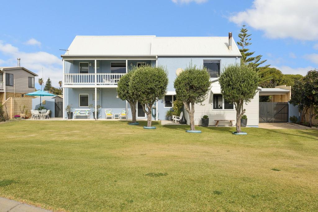 4 Hinchcliffe Rd, Lancelin, WA 6044