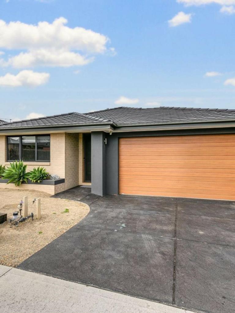 7 BERKLEY ST, PAKENHAM, VIC 3810