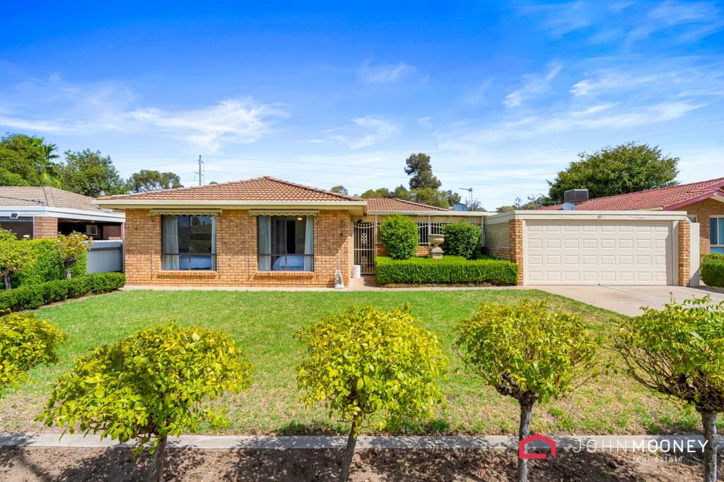 27 Warrambool Cres, Glenfield Park, NSW 2650