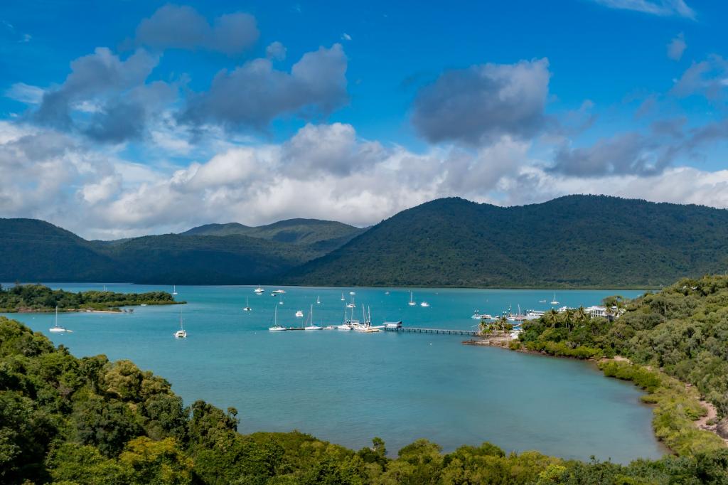 4 Harbour Ave, Shute Harbour, QLD 4802
