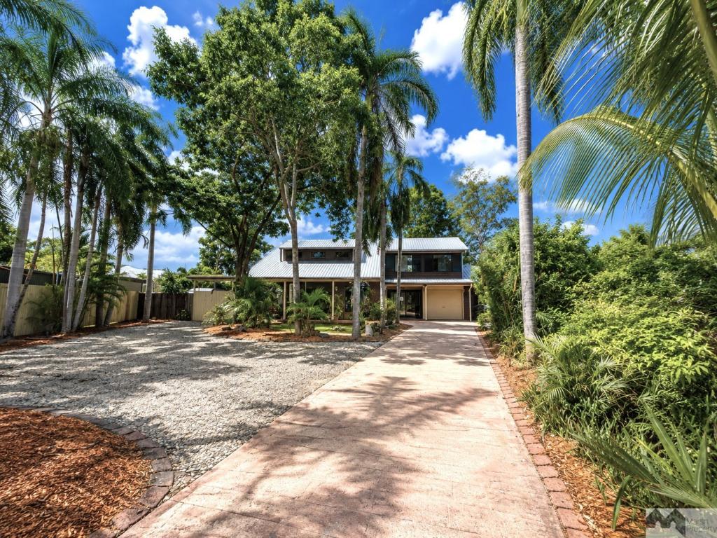 8 CARBEEN CL, HOLLOWAYS BEACH, QLD 4878