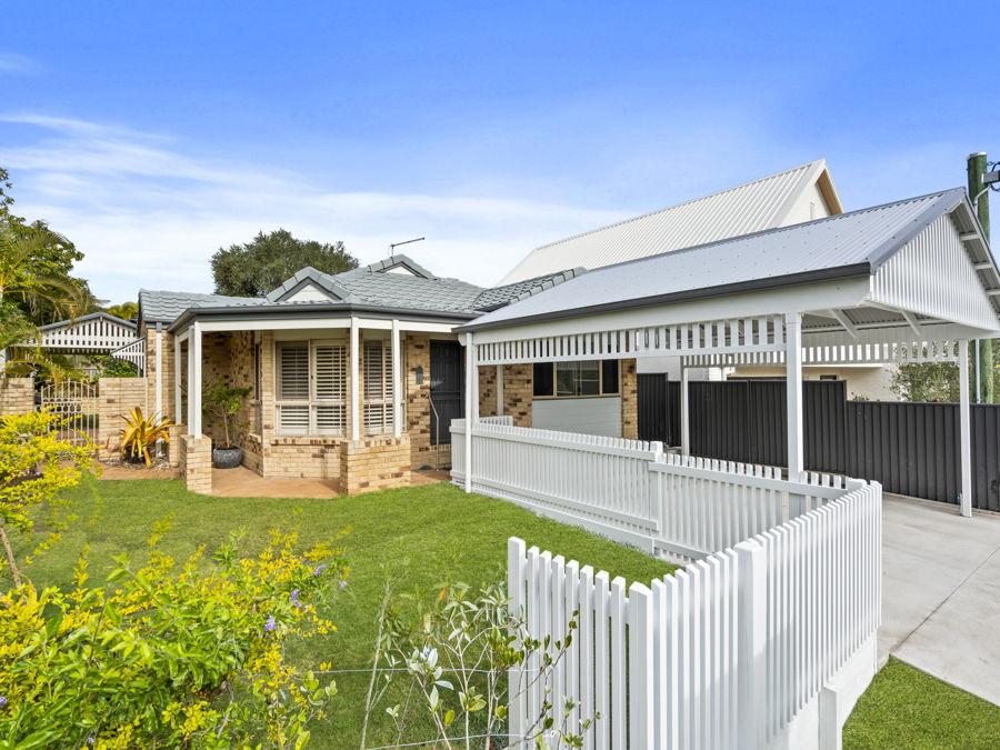 1 Acacia Cl, Holland Park West, QLD 4121
