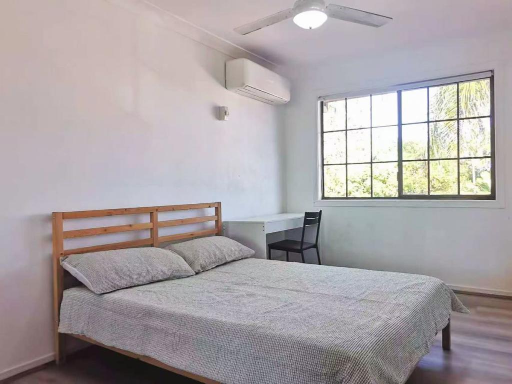 R3/8 Pineneedle Pl, Sunnybank Hills, QLD 4109