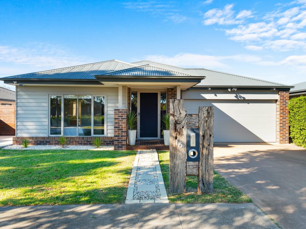 16 Shannon Bvd, Bairnsdale, VIC 3875