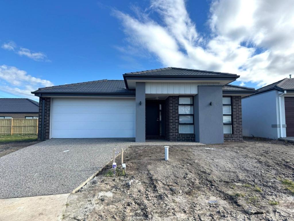 125 MANTON RD, CLYDE NORTH, VIC 3978