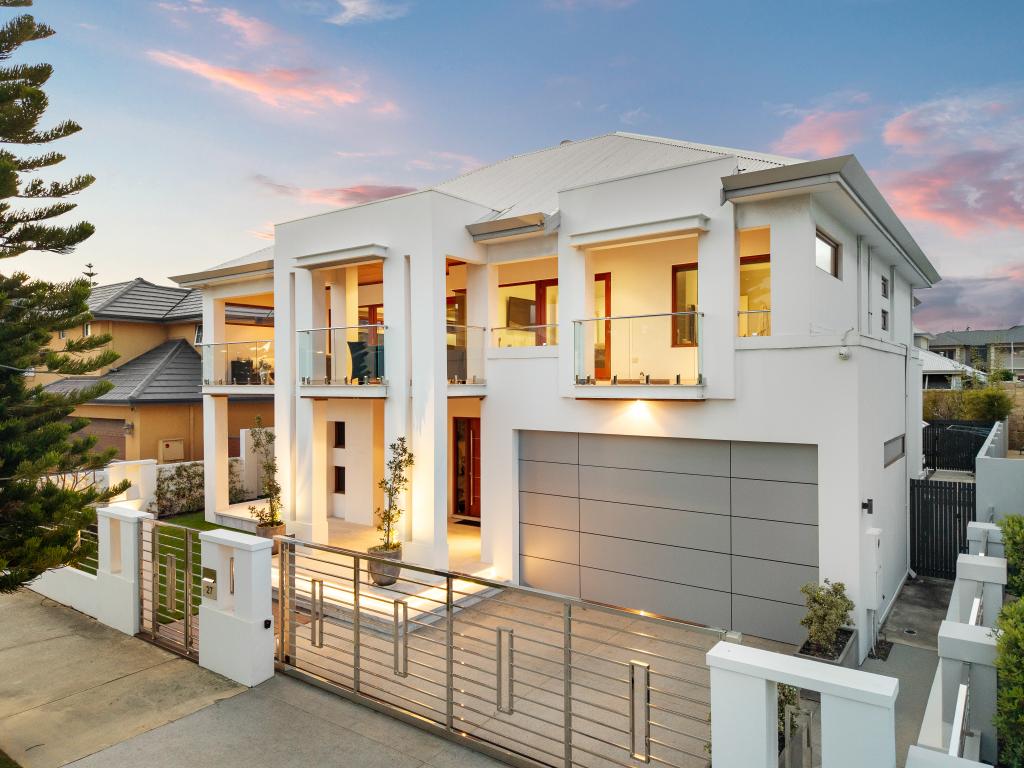 27 TENERIFE BVD, HILLARYS, WA 6025