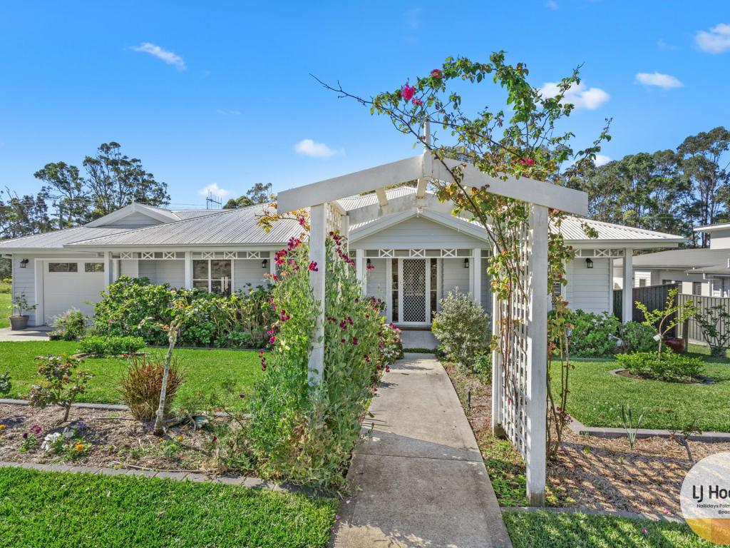 17 Hillside Tce, Black Head, NSW 2430