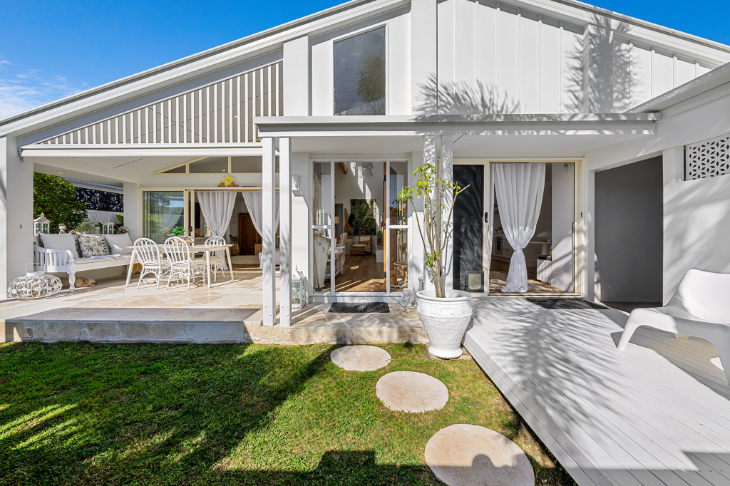 12 Toorak Park Ave, Mermaid Waters, QLD 4218