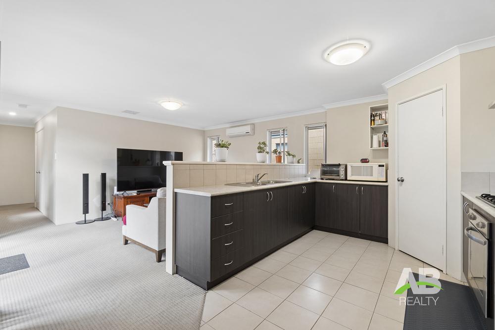 37 JEDBURGH LOOP, SINAGRA, WA 6065