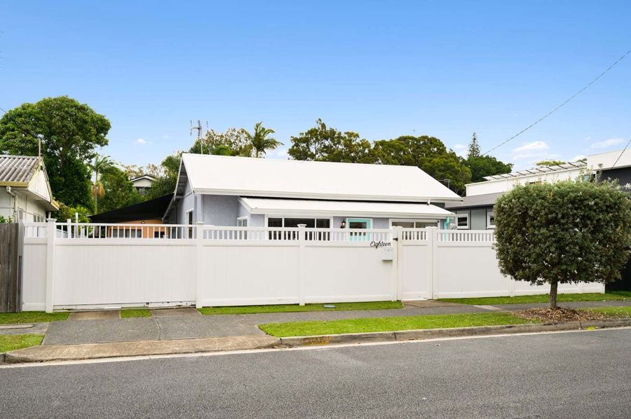 18 MIDDLE ST, LABRADOR, QLD 4215