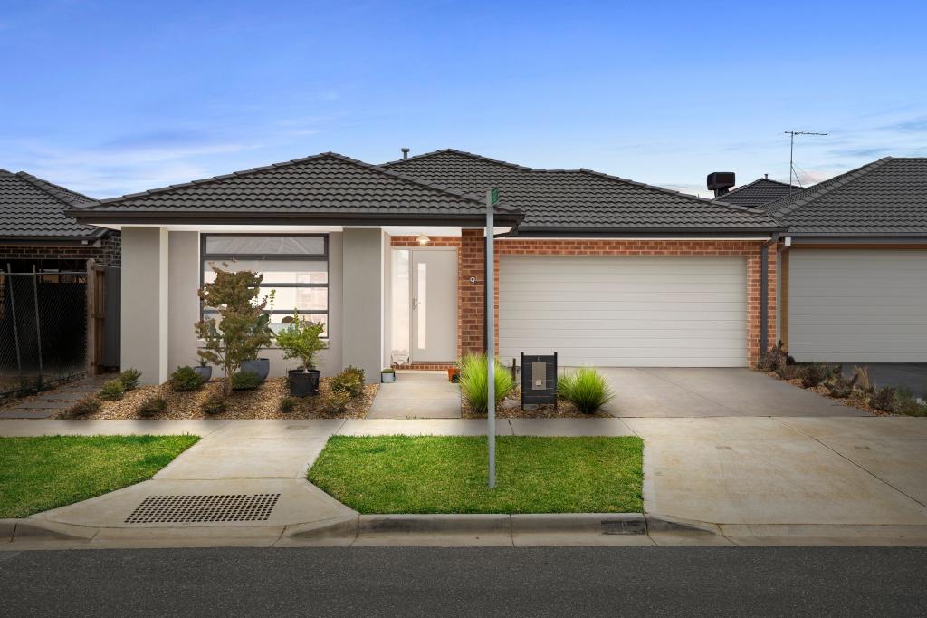 9 Hearthstone Cct, Clyde North, VIC 3978