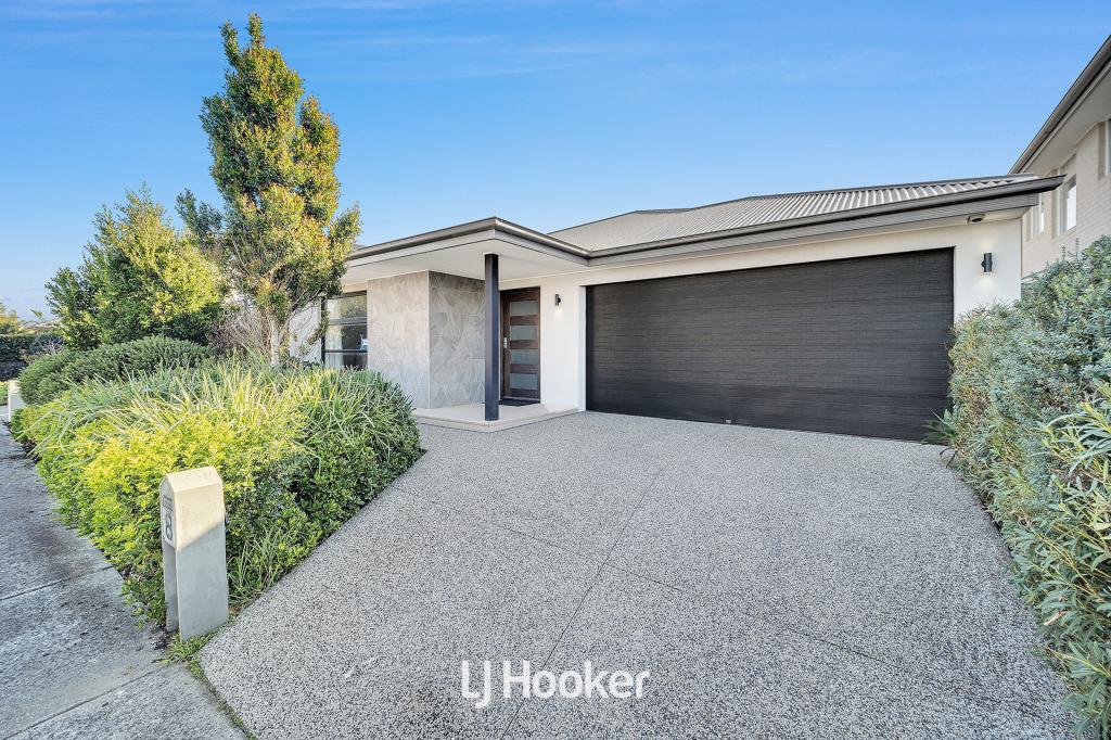 8 Tallrush St, Clyde North, VIC 3978