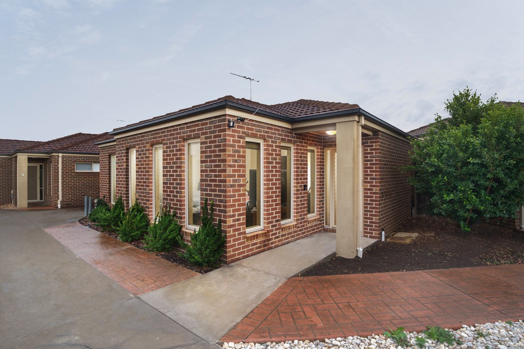 2/55 Mcburnie Dr, Kurunjang, VIC 3337