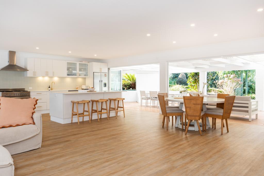 8 Valley Dr, Mollymook Beach, NSW 2539