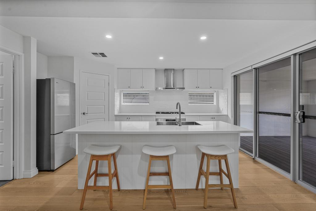 32 Splash Tce, Lake Coogee, WA 6166