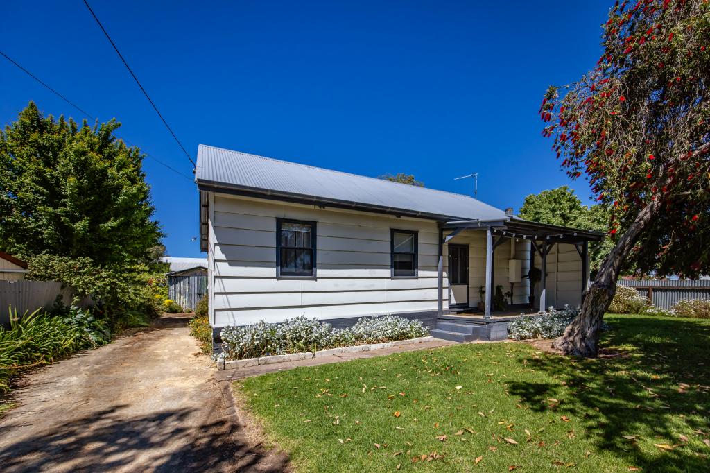 4 ROBERTSON ST, NARACOORTE, SA 5271