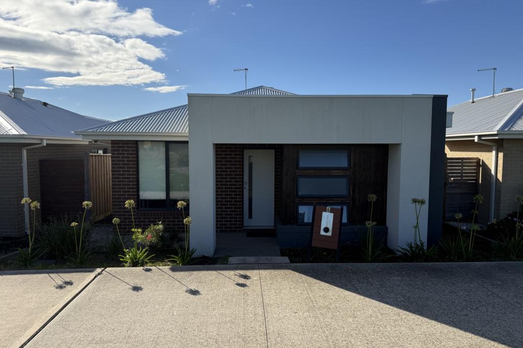 4 Precinct Walk, Clyde North, VIC 3978