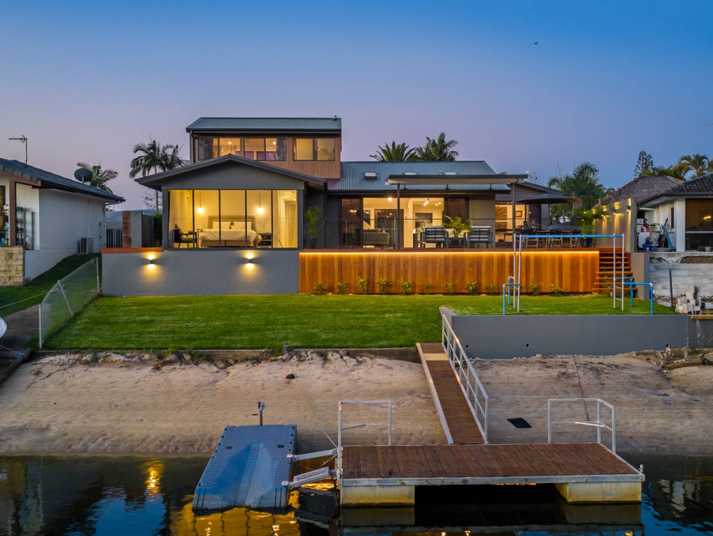 6 Huon St, Broadbeach Waters, QLD 4218